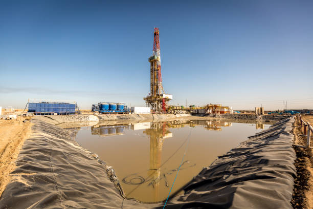 carro di perforazione di fracking - gas oil oil rig nature foto e immagini stock