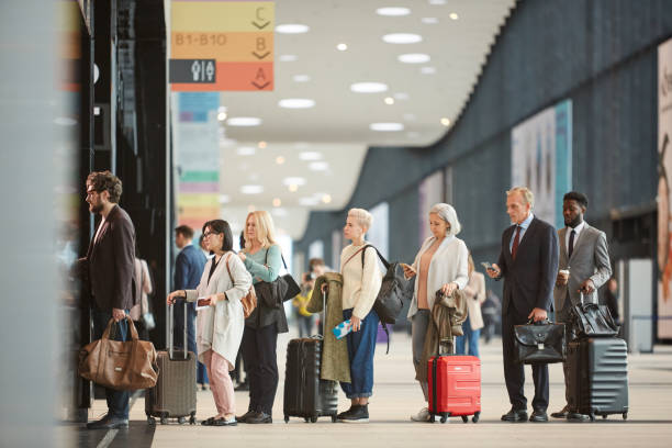 warteschlange am flughafen zoll - gedraengt stock-fotos und bilder