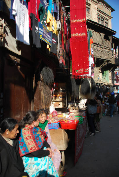 타멜은 관광객이 방문하는 사랑 상업 지역입니다카트만두, 네팔의 수도에 위치. - nepal bazaar kathmandu textile 뉴스 사진 이미지