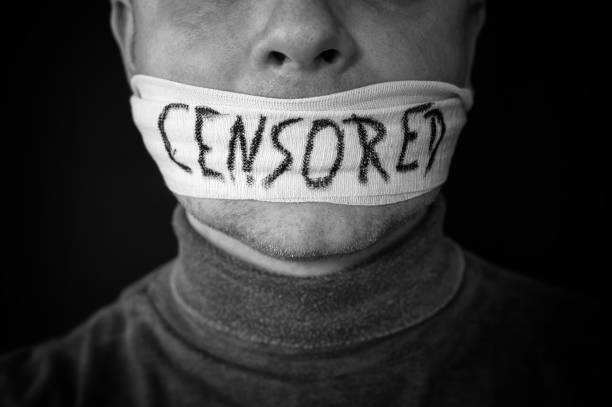 bouche bandée d’un homme avec le mot censuré en anglais - censorship photos et images de collection