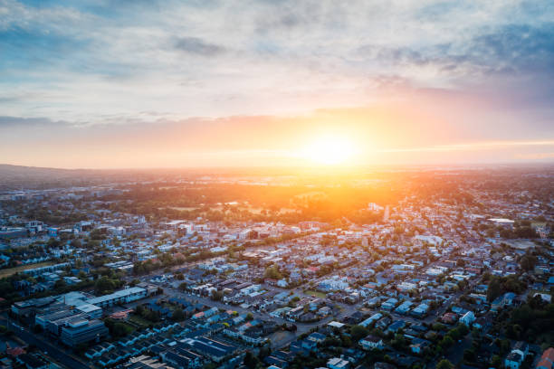 крайстчерч городской пейзаж на закате. - christchurch стоковые фото и изображения