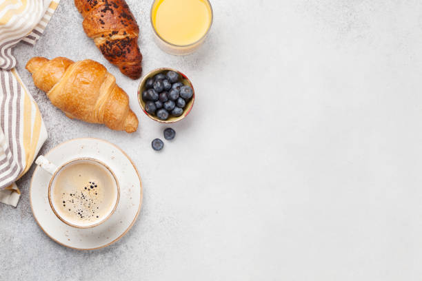 커피와 크루아상으로 구성된 조식 - cafe breakfast coffee croissant 뉴스 사진 이미지