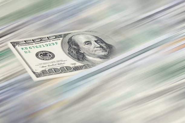 Concepto de transferencia de dinero - billete de $100 dólares estadounidenses con efecto de movimiento borroso. - foto de stock