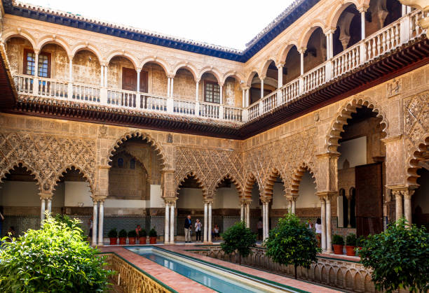 vista del jardín medieval y patio del palacio real del alcázar. - seville alcazar palace sevilla arch fotografías e imágenes de stock