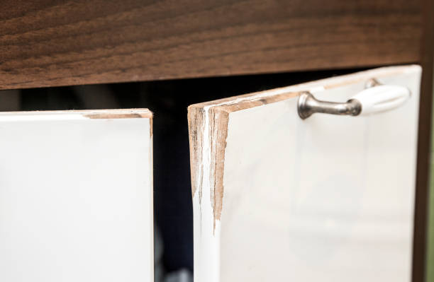 水は成形と高光沢白いmdf浴室の洗面化粧キャビネットドアを損傷しました。湿ったバスルームの状態の概念。 - bathroom cabinet door drawer ストックフォトと画像