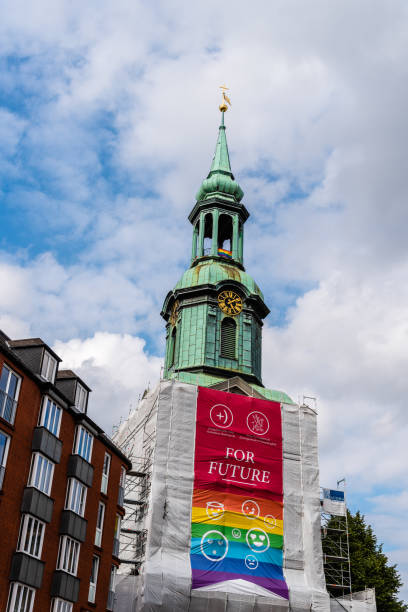 kościół świętej trójcy w dzielnicy st. georg z flagą gejów w wieży w hamburgu - fashionable contemporary cool front view zdjęcia i obrazy z banku zdjęć