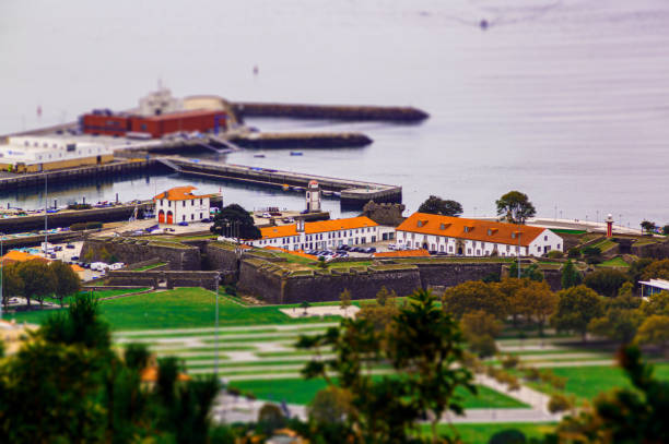 effet tilt-shift / effet de lentille de décalage d’inclinaison miniature de fort santiago da barra. viana do castelo, portugal. - tilt shift lens photos et images de collection