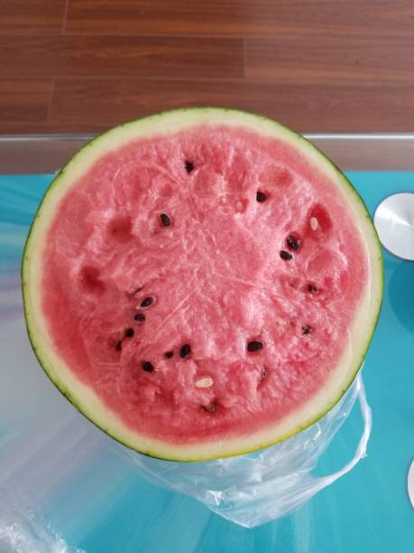 frische wassermelone - watermelon fruit summer portion stock-fotos und bilder