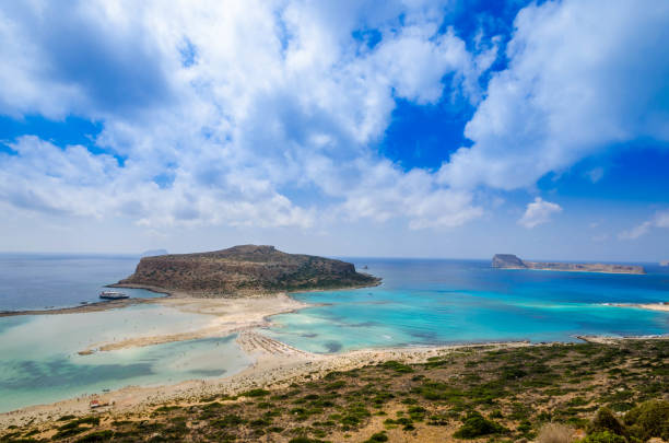 cenário incrível da praia de balos localizada na costa oeste de creta - krete - fotografias e filmes do acervo