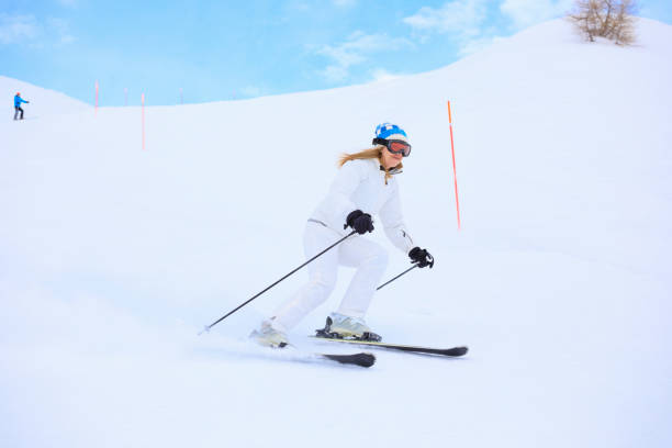 sci alpino amatoriale degli sport invernali. amici donna e uomo sciatore di neve sciatore presso la stazione sciistica. paesaggio innevato di alta montagna.  alpi montagna europa, italia. - skiing point of view foto e immagini stock