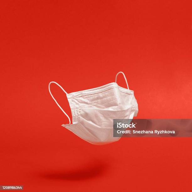 Surgical Face Mask On Color Background - Fotografias de stock e mais imagens de Máscara de proteção - Máscara de proteção, Máscara Cirúrgica, Figura para recortar