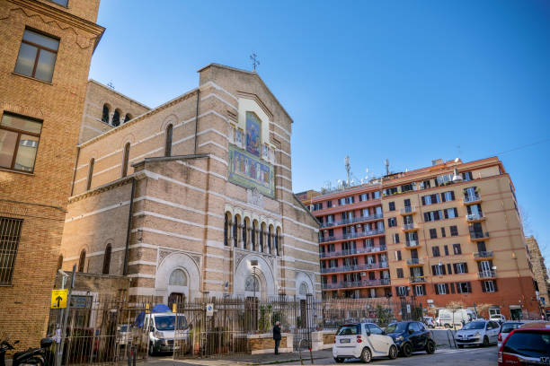 fasada kościoła santa maria liberatrice w dzielnicy testaccio w rzymie - balcony rome window ornate zdjęcia i obrazy z banku zdjęć