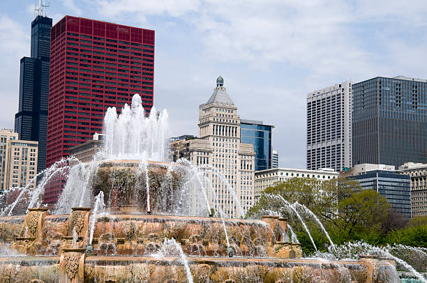 Buckingham Fountain in Chicago Buckingham Fountain in Chicago with Architecture and Blue Sky. millennium park stock pictures, royalty-free photos & images