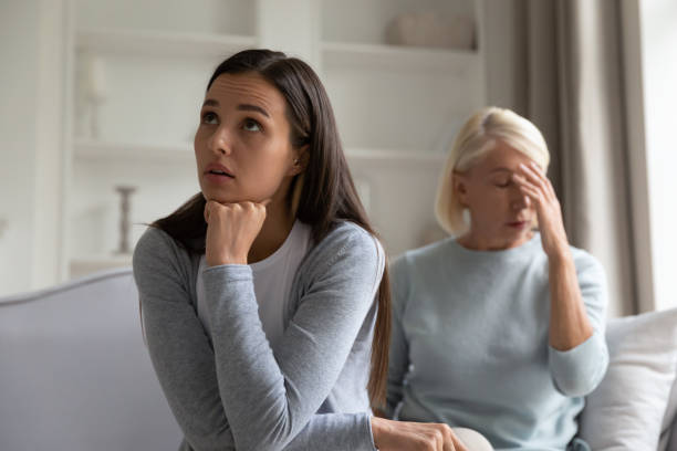 mamma e figlia adulte che hanno un malinteso a casa - back lite foto e immagini stock