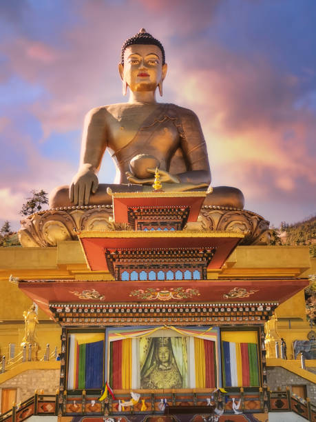 Buddha Dordenma Statute One of the largest statues of Buddha in the world with 125,000 smaller Buddha statues placed within, each of them cast in bronze and gilded. Located atop a hill in Kuenselphodrang Nature Park and the statue overlooks the Thimphu Valley. bhutan stock pictures, royalty-free photos & images