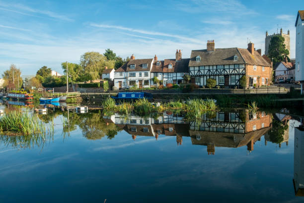 un pintoresco grupo de casas de campo idílicas cerca de abbey mill, tewkesbury - tewkesbury abbey fotografías e imágenes de stock