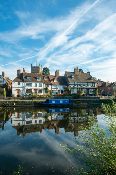 un pintoresco grupo de casas de campo idílicas cerca de abbey mill, tewkesbury - tewkesbury abbey fotografías e imágenes de stock