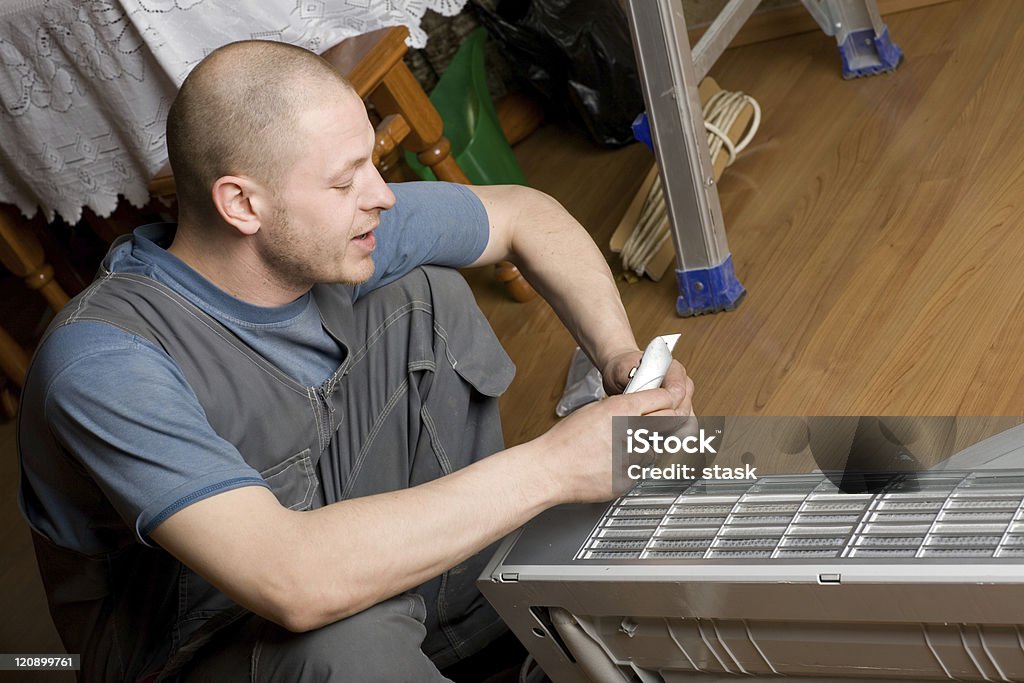 master prepara un nuevo acondicionador de aire para instalar - Foto de stock de 25-29 años libre de derechos