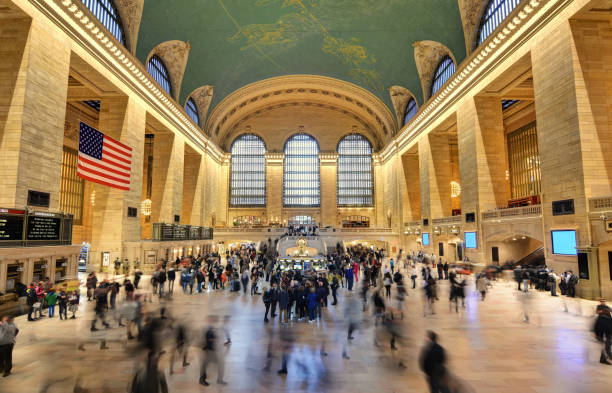 gare grand central occupée avec l’indicateur américain à manhattan, new york city, etats-unis - people traveling business travel travel new york city photos et images de collection