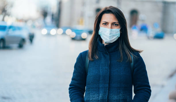 женщина с защитной маской для лица - pollution street city street fog стоковые фото и изображения
