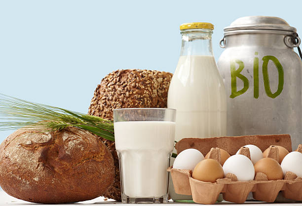 bio lebensmittel-basics für die fensterinnenseite - milk bread stock-fotos und bilder