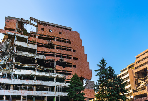 Ruinas del edificio del Ministerio de Defensa por el bombardeo de la OTAN - Belgrado Serbia photo