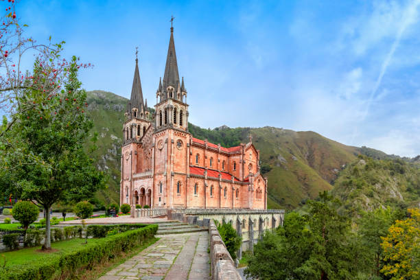 basilica di santa maria la real de covadonga, spagna - covadonga foto e immagini stock