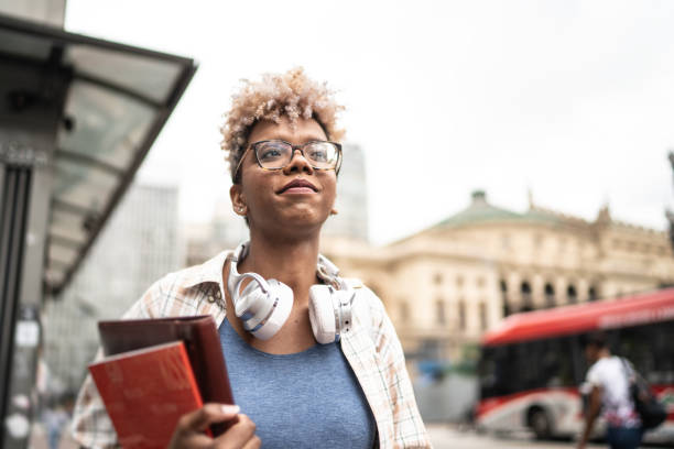 estudiante joven caminando en la ciudad - financial district audio fotografías e imágenes de stock