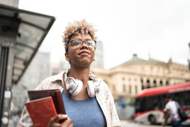 студентка молодая женщина гуляет по городу - financial district audio стоковые фото и изображения