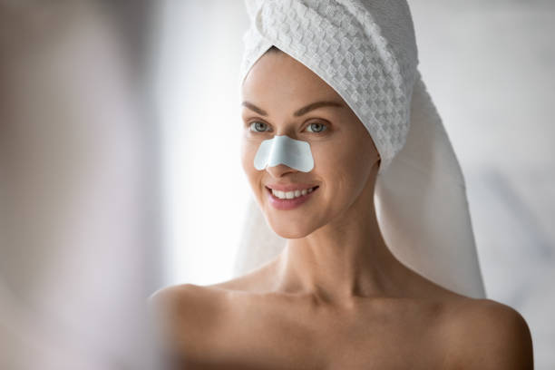 disparo en la cabeza mujer sonriente con máscara anti-cabeza negra en la nariz - bathtub women naked human face fotografías e imágenes de stock