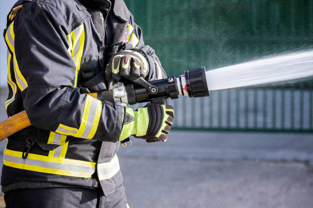 bombeiros que usam extintores de incêndio e mangueira de água para combater incêndios - extinguishing - fotografias e filmes do acervo