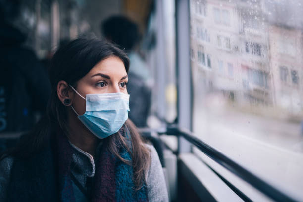 besorgte frau mit schutzder gesichtsmaske im busverkehr. - protecting mask stock-fotos und bilder