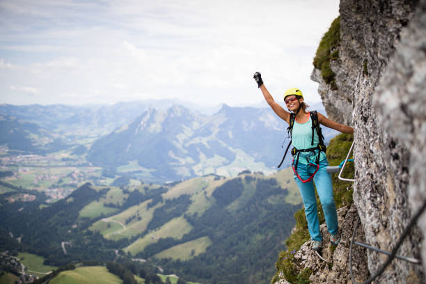 비아 페라타에 예쁜, 여성 등반 - climbing rock climbing women determination 뉴스 사진 이미지