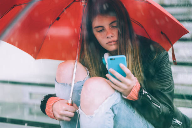 十代の少女のテキストメッセージング - text messaging mobile phone teenagers only people ストックフォトと画像