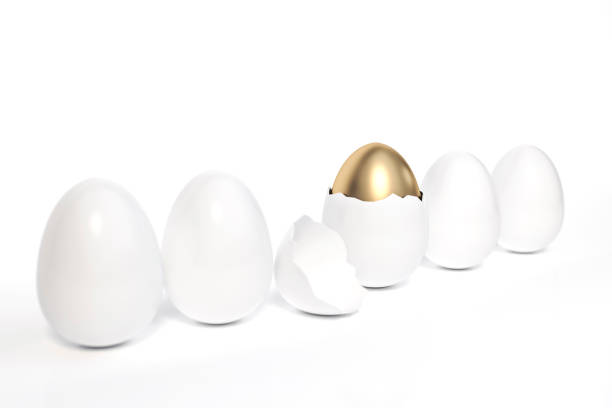 herausragende goldene osterei in ei mit gebrochener schale ist unter weißen eiern weichen fokus auf weißen hintergrund studio 3d rendering. 3d-illustration minimalen stil süße ostereier festival konzept. - breakfast easter yellow easter egg stock-fotos und bilder