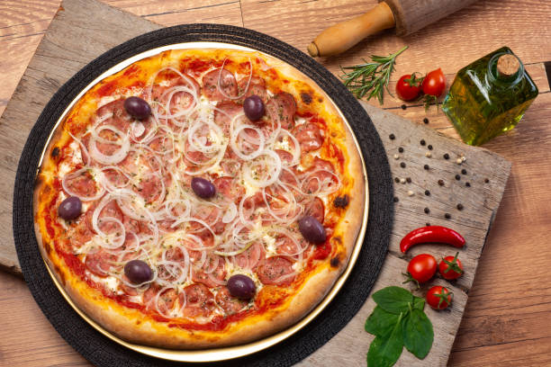 pepperoni pizza - cooked studio shot close up sausage imagens e fotografias de stock