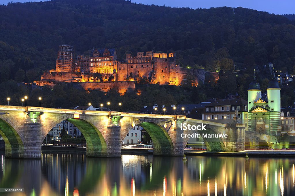 Heidelberg beleuchtet Palace am Abend den Blick auf die Brücke - Lizenzfrei Heidelberg Stock-Foto