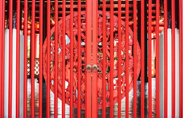 cancello rosso orientale in stile cinese con emblema drago - gate handle door traditional culture foto e immagini stock