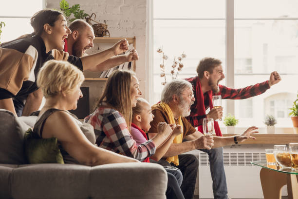 podekscytowany, szczęśliwy zespół big family oglądać piłkę nożną, mecz piłki nożnej razem na kanapie w domu - fan soccer television watching tv zdjęcia i obrazy z banku zdjęć