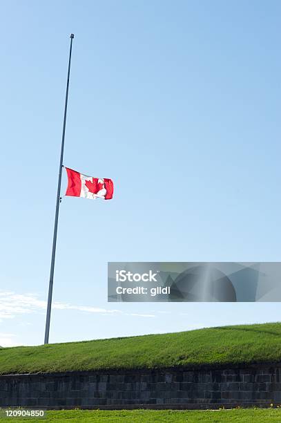 Bandeira Do Canadá Ao Haste - Fotografias de stock e mais imagens de Ao Ar Livre - Ao Ar Livre, Bandeira, Canadá