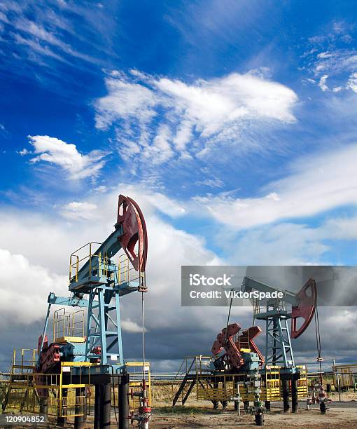 Photo libre de droit de Nuages Et De Derrick banque d'images et plus d'images libres de droit de Enlever - Enlever, Gaz naturel, Acier