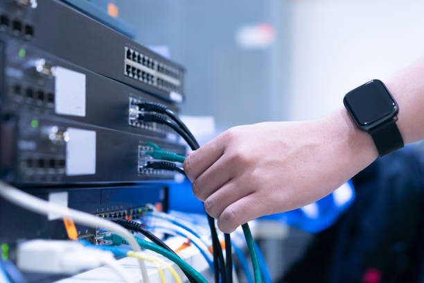 close-up na mão homem de engenharia tentando verificar lan para mudar camada 2 para compartilhamento de arquivo e rede no data center operando telecomunicações para indústria de tecnologia e conceito de negócios - network server data center installing - fotografias e filmes do acervo