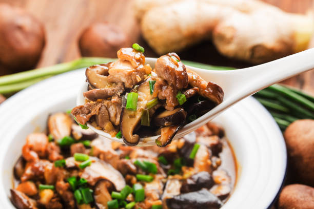 中華料理と椎茸炒め鶏肉 - edible mushroom shiitake mushroom fungus chinese cuisine ストックフォトと画像