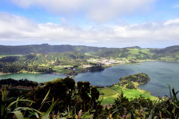 wioska furnas na brzegu jeziora kraterowego - lake volcano volcanic crater riverbank zdjęcia i obrazy z banku zdjęć