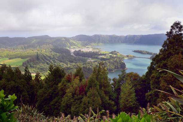 wioska furnas na brzegu jeziora kraterowego - lake volcano volcanic crater riverbank zdjęcia i obrazy z banku zdjęć