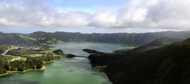 zielona woda caldeira das sete cidades - lake volcano volcanic crater riverbank zdjęcia i obrazy z banku zdjęć