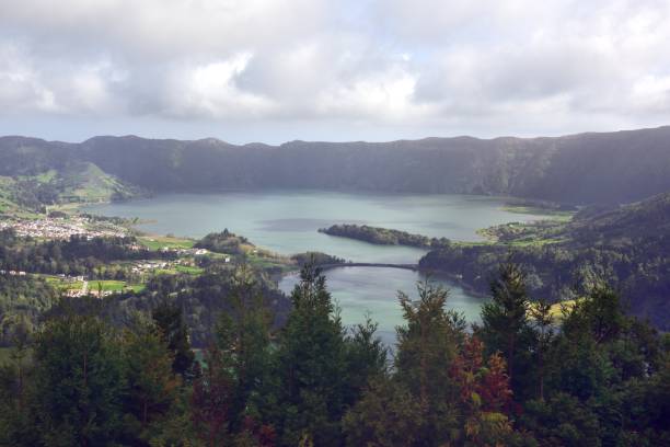 zielona woda caldeira das sete cidades - lake volcano volcanic crater riverbank zdjęcia i obrazy z banku zdjęć