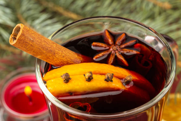 gorące czerwone grzane wino z świątecznymi przyprawami - mulled wine christmas tea heat zdjęcia i obrazy z banku zdjęć