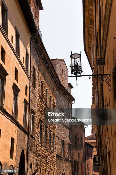 Siena Street - zdjęcia stockowe i więcej obrazów Bez ludzi - Bez ludzi, Budowla mieszkaniowa, Budynek z zewnątrz