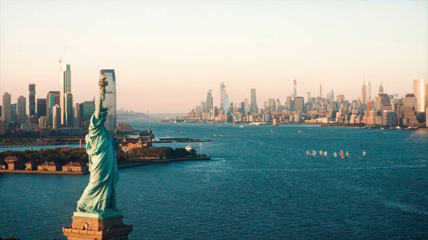 自由とマンハッタンの像、ニューヨーク市 - crown liberty statue ストックフォトと画像